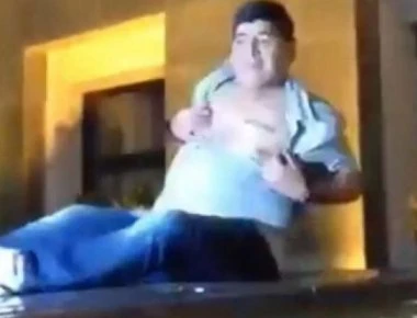 Παράξενες σκηνές: Ο μεθυσμένος Μαραντόνα ξεγυμνώθηκε πάνω σε τζιπ και άρχισε να τσιμπιέται (βίντεο)